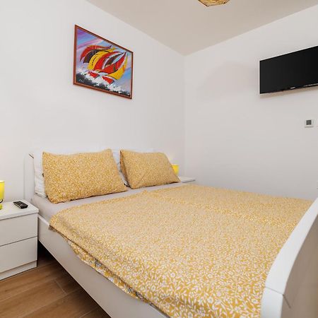 Apartmani Viktorija Jadranovo Extérieur photo